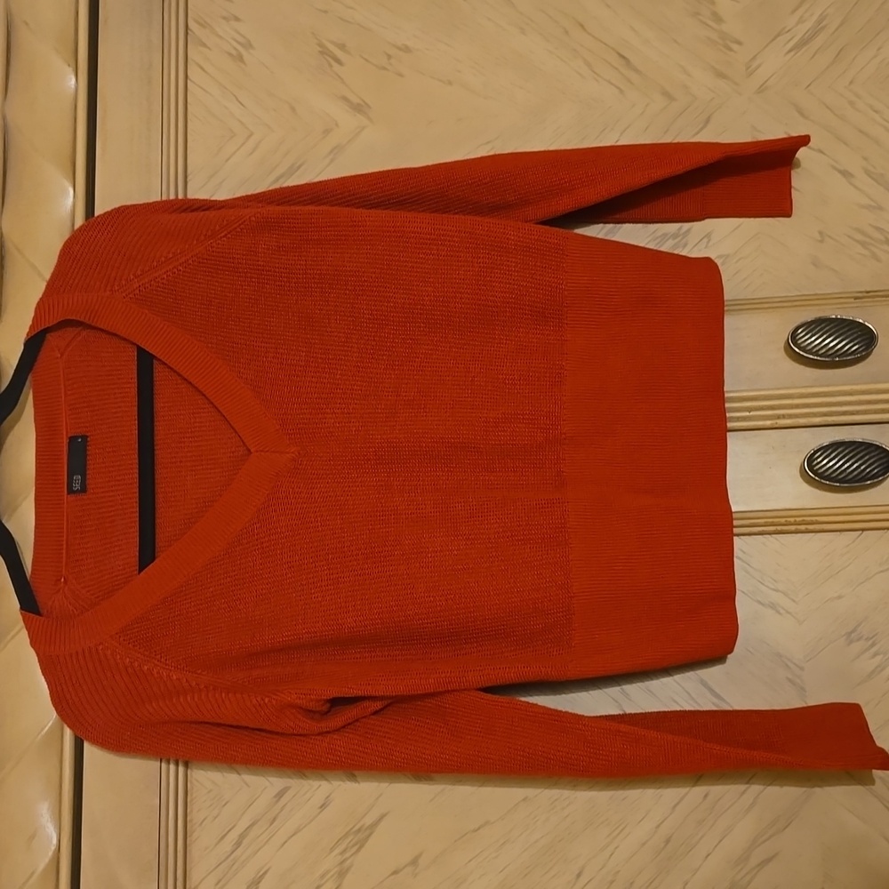 Seed size large waist cut sweater. Color: reddish/ orange